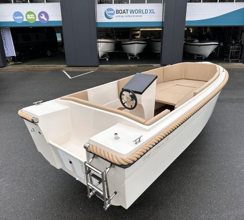 "Alt tekst: Lago Amore 485 - Prachtige boot te koop bij BoatWorldXL in Joure. Geniet van luxe en comfort op het water met deze stijlvolle en ruime boot. Perfect voor ontspannen vaartochten en romantische uitjes. Ontdek meer bij BoatWorldXL!"