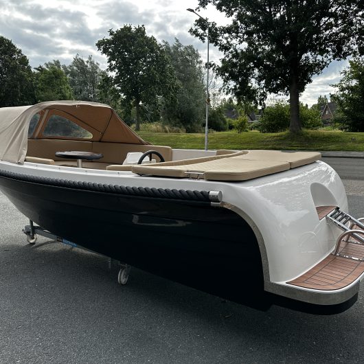 Foto van een Lago Amore 570 sloep te koop bij BoatworldXL, dé dealer in Friesland. Ontdek luxe, comfort en stijl voor jouw volgende avontuur op het water.