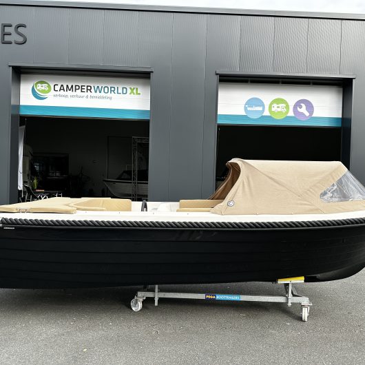 Foto van een Lago Amore 570 sloep te koop bij BoatworldXL, dé dealer in Friesland. Ontdek luxe, comfort en stijl voor jouw volgende avontuur op het water.