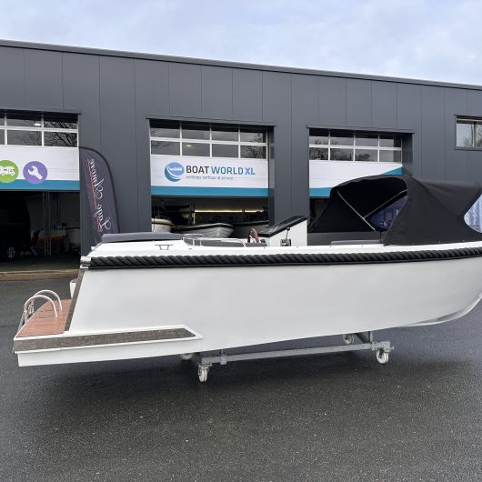 Lago Amore 595 Tender, een stijlvolle boot te koop bij BoatworldXL in Joure. Geniet van luxe en comfort op het water met deze elegante tender. Met zijn moderne design en hoogwaardige afwerking biedt deze boot de perfecte combinatie van stijl en prestaties voor ontspannen dagen op het water.